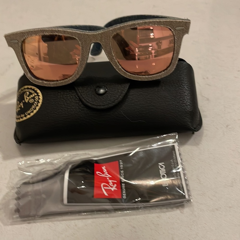 Ray-Ban worn twice, gently used great condition sunglasses reflective lenses